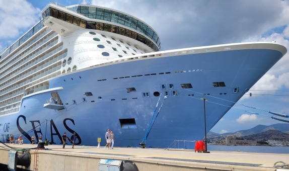 Bodrum, tarihinin en büyük yolcu gemisini karşıladı