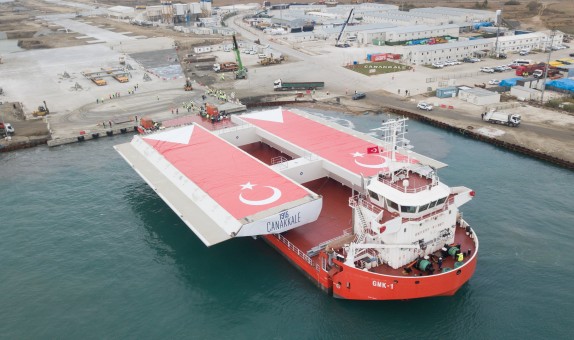 1915 Çanakkale Köprüsü Tabliyelerinin Yükleme ve Tahliyesini Hareket Yapıyor 1915 Çanakkale Köprüsü Tabliyelerinin Yükleme ve Tahliyesini Hareket Yapıyor