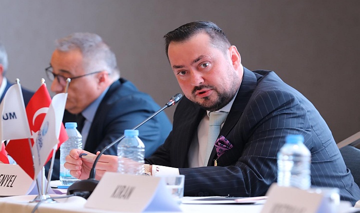 BIMCO Toplantısının Türkiye Temsilcisi Av. Selçuk Esenyel Oldu class=