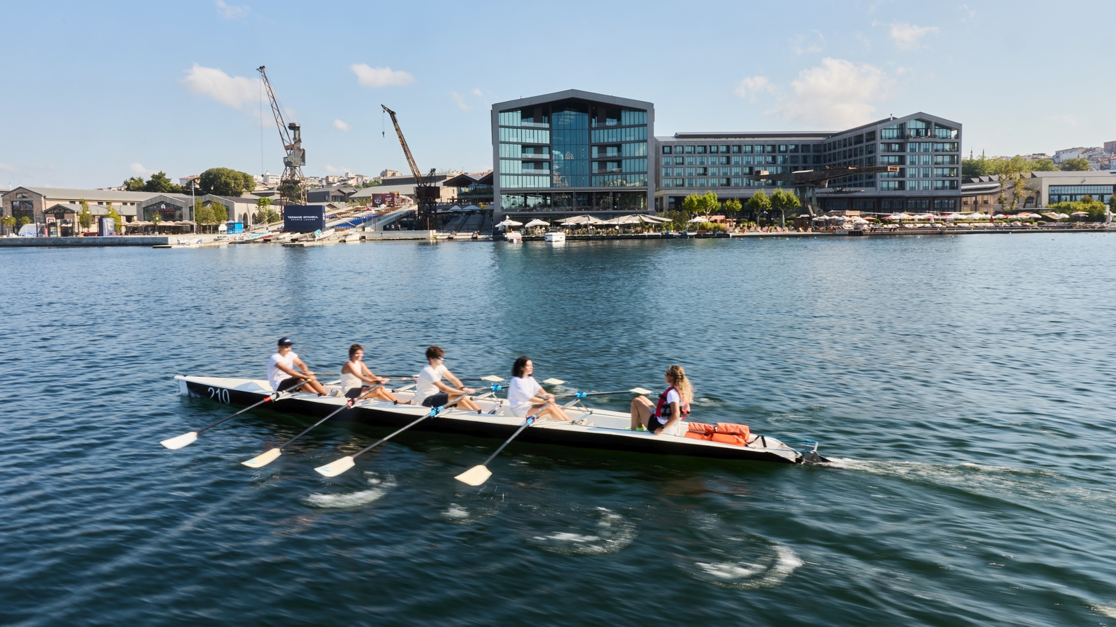 Haliç'in Tarihi Kıyısında Büyüyen Bir Regatta Deneyimi: DenizBank Tersane Istanbul Rowing Cup Haliç'in Tarihi Kıyısında Büyüyen Bir Regatta Deneyimi: DenizBank Tersane Istanbul Rowing Cup