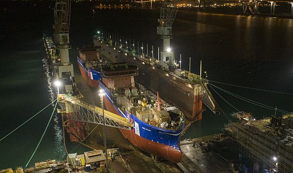 Sefine Tersanesi'nden Bir ilk: İki Gemi Art Arda Denize İndirildi