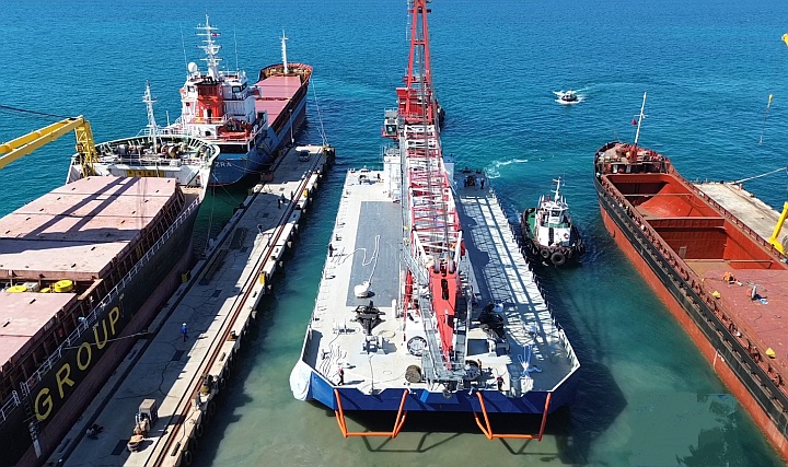 Türkiye'nin Yüzer Kreyni Denize İndirildi Türkiye'nin Yüzer Kreyni Denize İndirildi