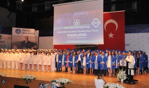 Piri Reis Üniversitesi Mezuniyet Töreni Coşkuyla Kutlandı Piri Reis Üniversitesi Mezuniyet Töreni Coşkuyla Kutlandı